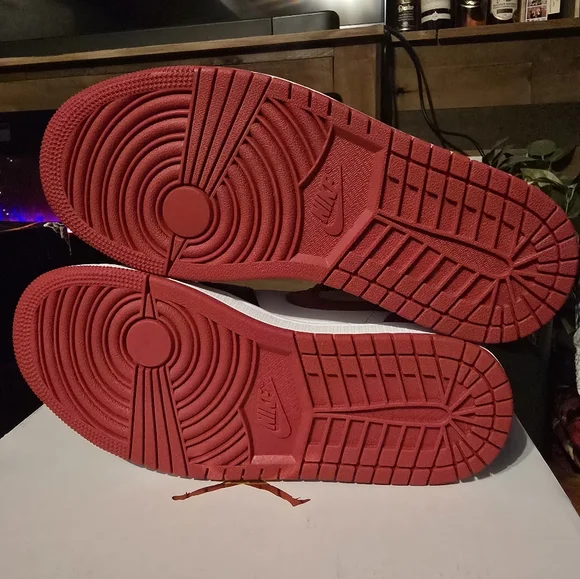 Women's Air Jordan 1 Mid 'Alternate Bred Toe - Picture 5 of 9